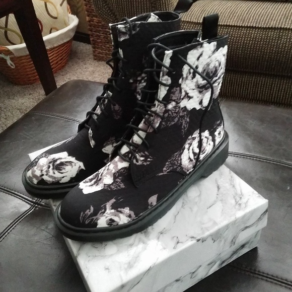 Shoes - HOLD @DUKES_14 NIB Black & White Floral Boots